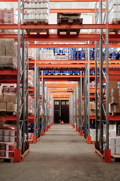Depósito colmado de productos sin presencia de personas 