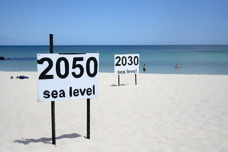 Playa, en la arena existen indicaciones del nivel del mar creciente