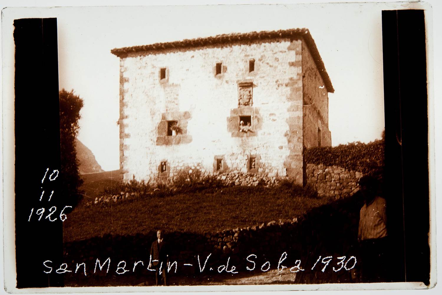 Fachada de la casa, en la que originalmente habían dos escudos familiares. Uno (faltante en la foto), se localiza en el exterior de este museo. Fue enviado por el rey Alfonso XIII a Juan Zorrilla en 1930. 