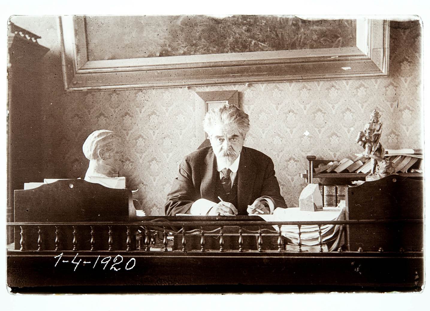 Juan, en su escritorio de la casa de Ciudad Vieja (Rincón y 33 – hoy edificio ‘Artigas’)