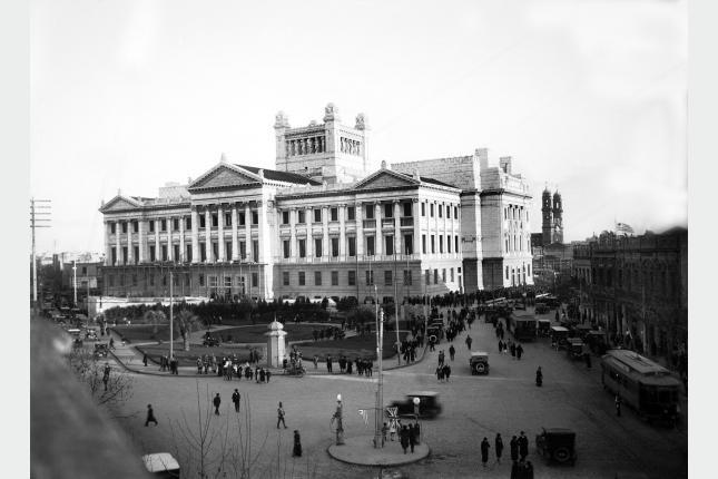 Frente posterior del Palacio Legislativo desde la calle Agraciada, el 25 de agosto de 1925, día de su inauguración.