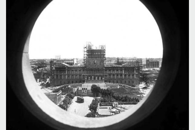 Frente principal del Palacio Legislativo durante su construcción. Fotografía tomada desde la torre de la Iglesia de la Aguada. Al fondo se observa el edificio de la fábrica de Alpargatas. Año 1917 (aprox.).