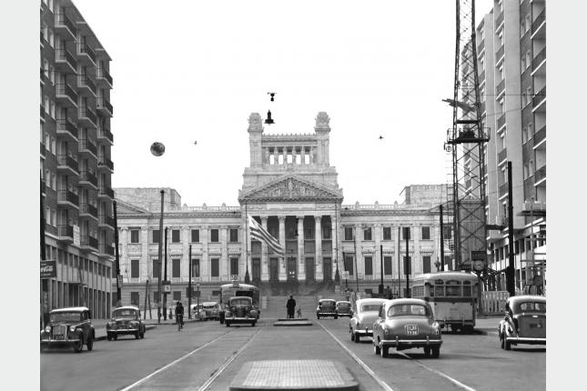 Frente principal del Palacio Legislativo. Fotografía tomada desde Avda. del Libertador y Nicaragua. Año 1954 (aprox.)