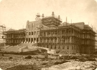 Frente principal del Palacio Legislativo durante su revestimiento en 1917.