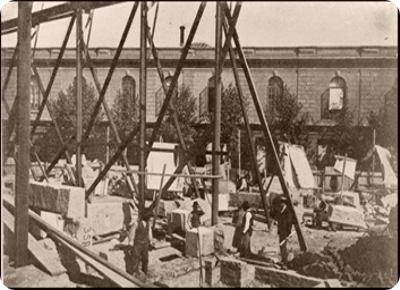 Primeros trabajos de construcción del Palacio Legislativo. Detrás se observa una de las propiedades expropiadas para su elevación. Reproducción fotográfica. Año 1908