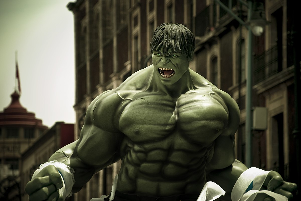 Hulk enojado que va a golpear el suelo