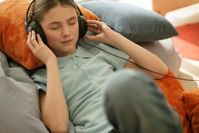 niña escuchando con auriculares