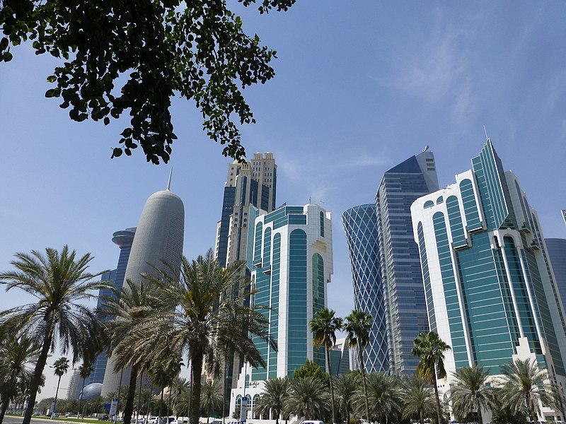Vista panorámica de la ciudad de Doha donde se ven edificios modernos