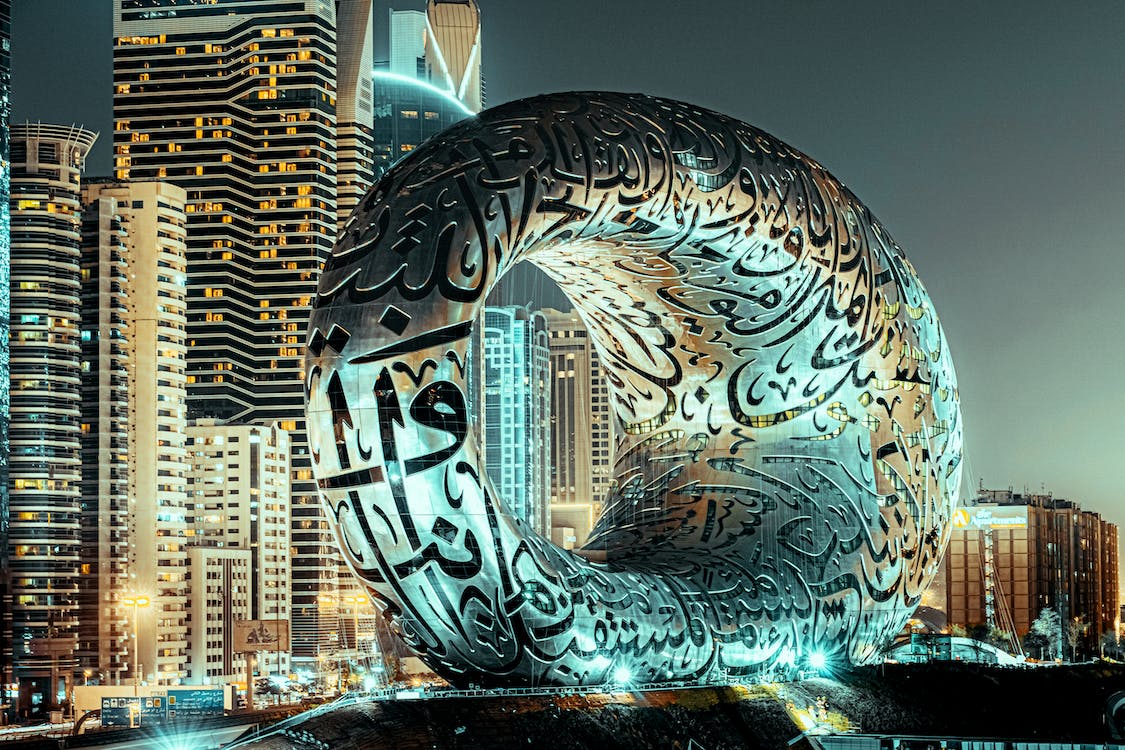 Museo del futuro de Dubai. Construcción ovalada con caligrafía árabe