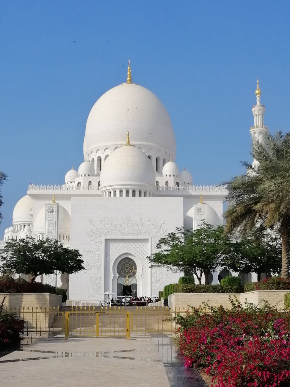 Mezquita. Construcción de base rectangular y cúpulas ( media esfera que se eleva sobre el edificio)