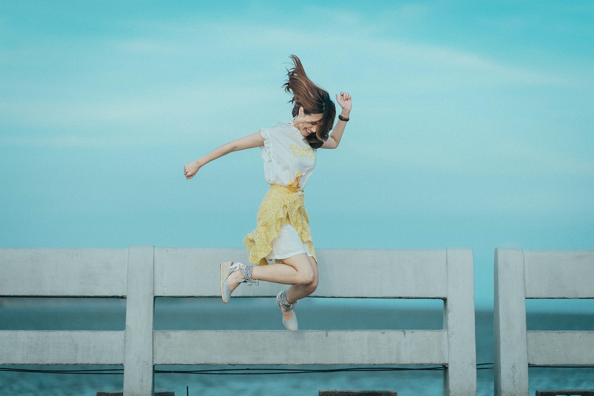 Mujer saltando de felicidad