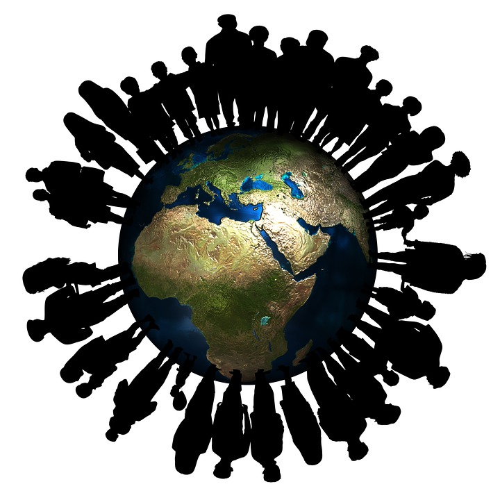 Dibujo de personas rodeando al planeta Tierra