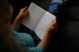 Foto de niño leyendo un libro