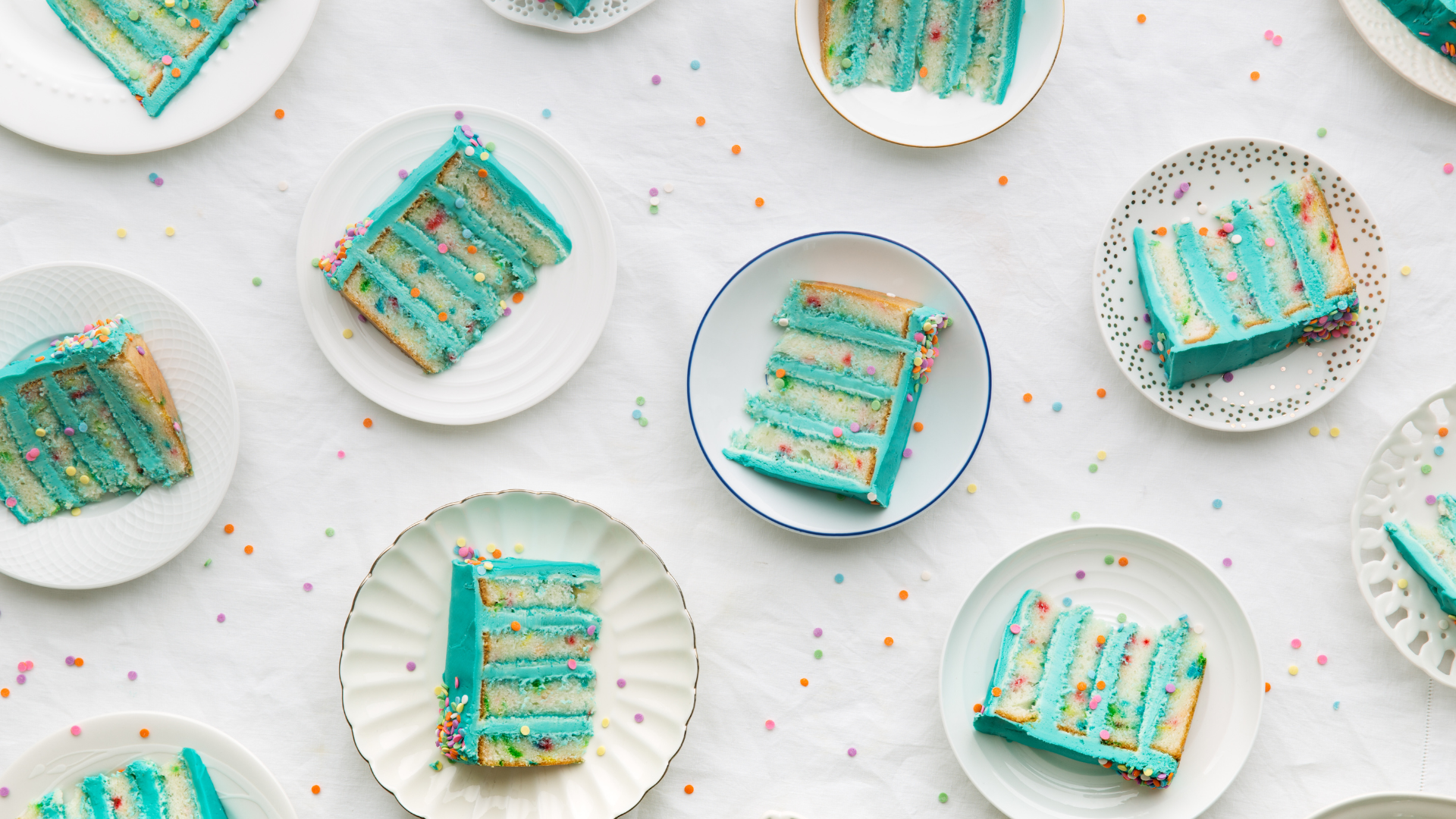 torta cortada en trozos sobre una mesa