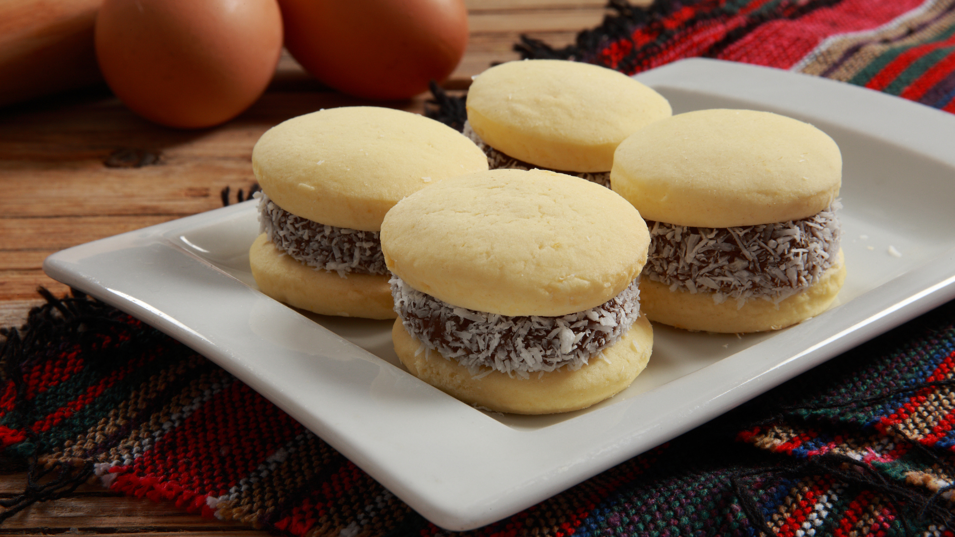 4 alfajores en una bandeja