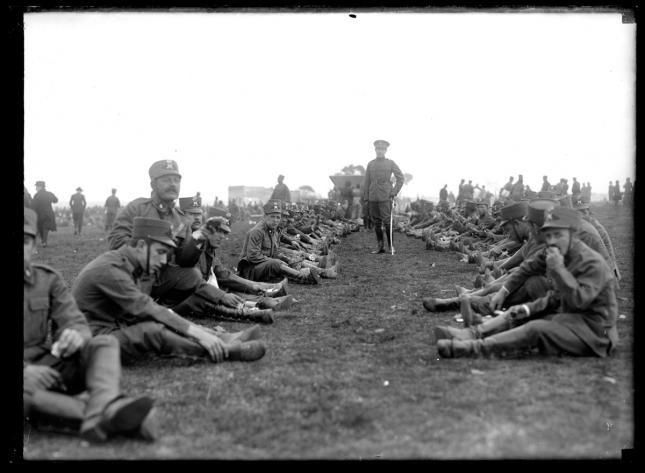 Campamento de fuerzas militares y navales durante la conmemoración de la Declaratoria de la Independencia. Canteras del Parque Rodó.