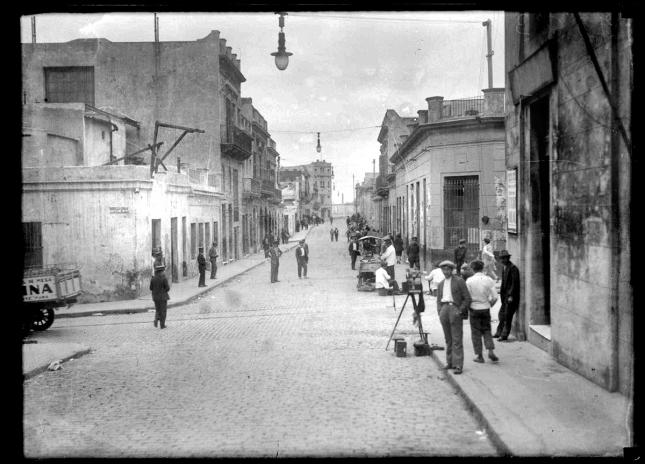 Calle Yerbal y Bartolomé Mitre. Año 1920 (aprox.), Montevideo.