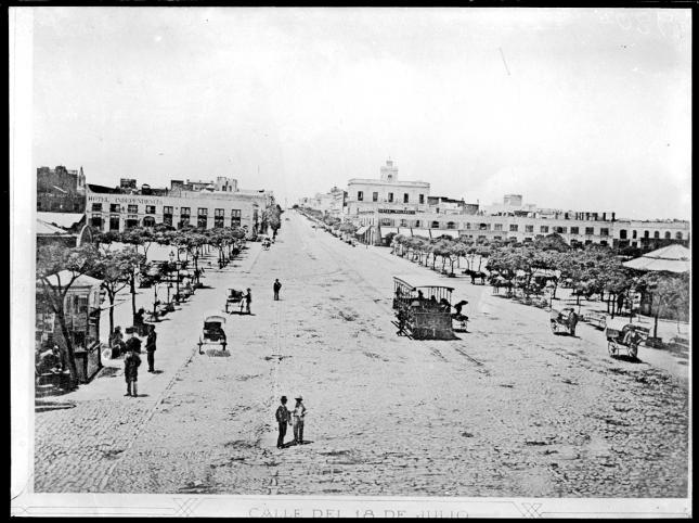 Avenida 18 de Julio, desde la entrada del Mercado Viejo. Actual sitio de la Plaza Independencia. Ciudad Vieja. Reproducción de copia fotográfica.