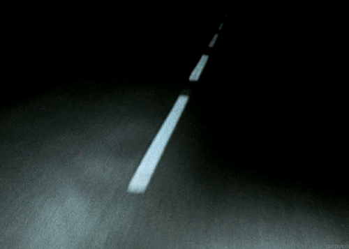 camino nocturno sin iluminación. Carretera, cielo estrellado
