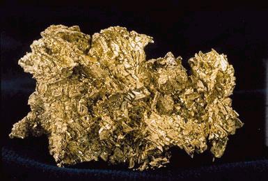 Un fragmento de oro nativo.