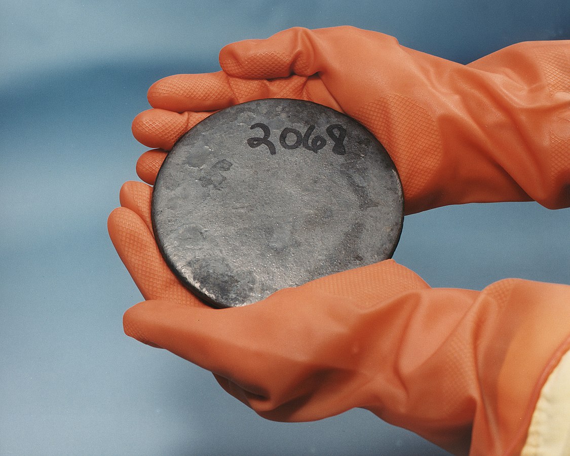 Un disco de uranio altamente enriquecido