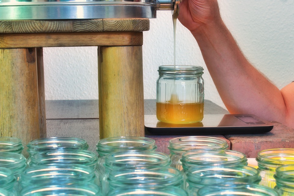 Envasado de miel en frasco de vidrio