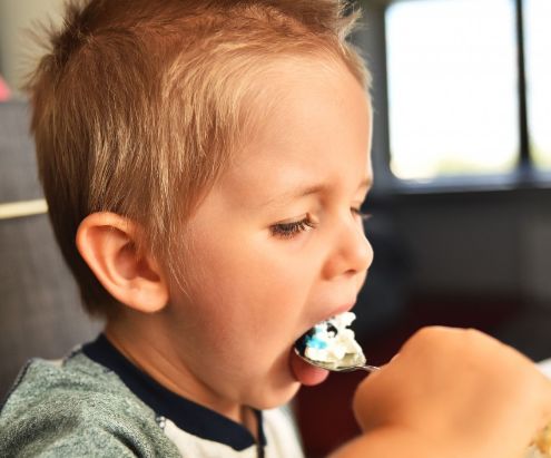 niño comiendo