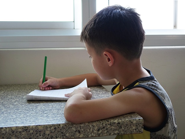 niño estudiando