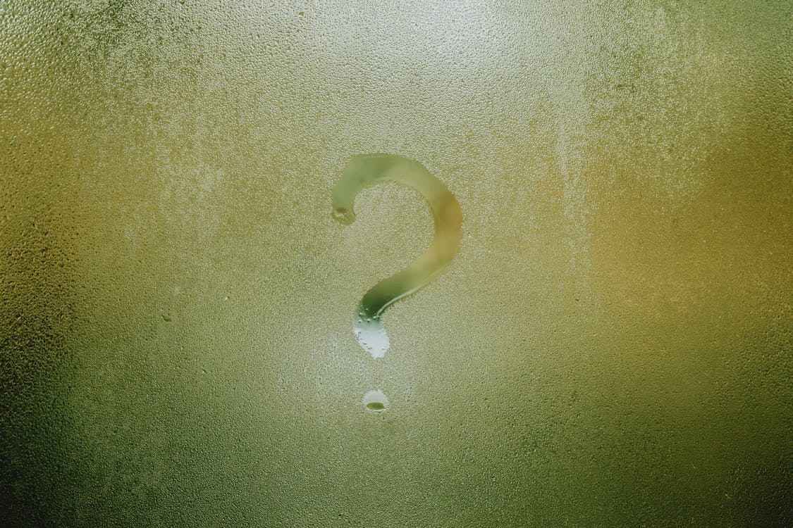 vidrio mojado con signo de interrogación