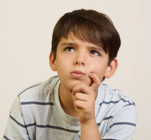NIÑO PENSANDO