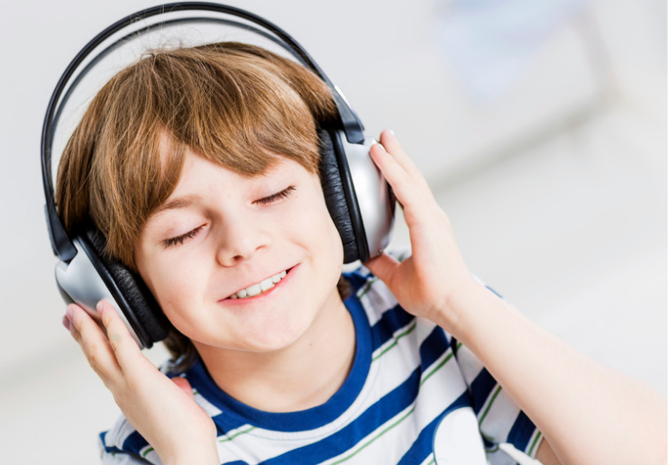 NIÑO SONRIENDO CON AURICULARES 