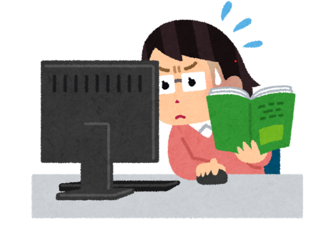 niña leyendo de una computadora y de un libro