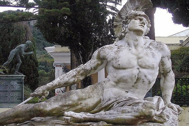 Escultura con representación de la muerte de Aquiles 