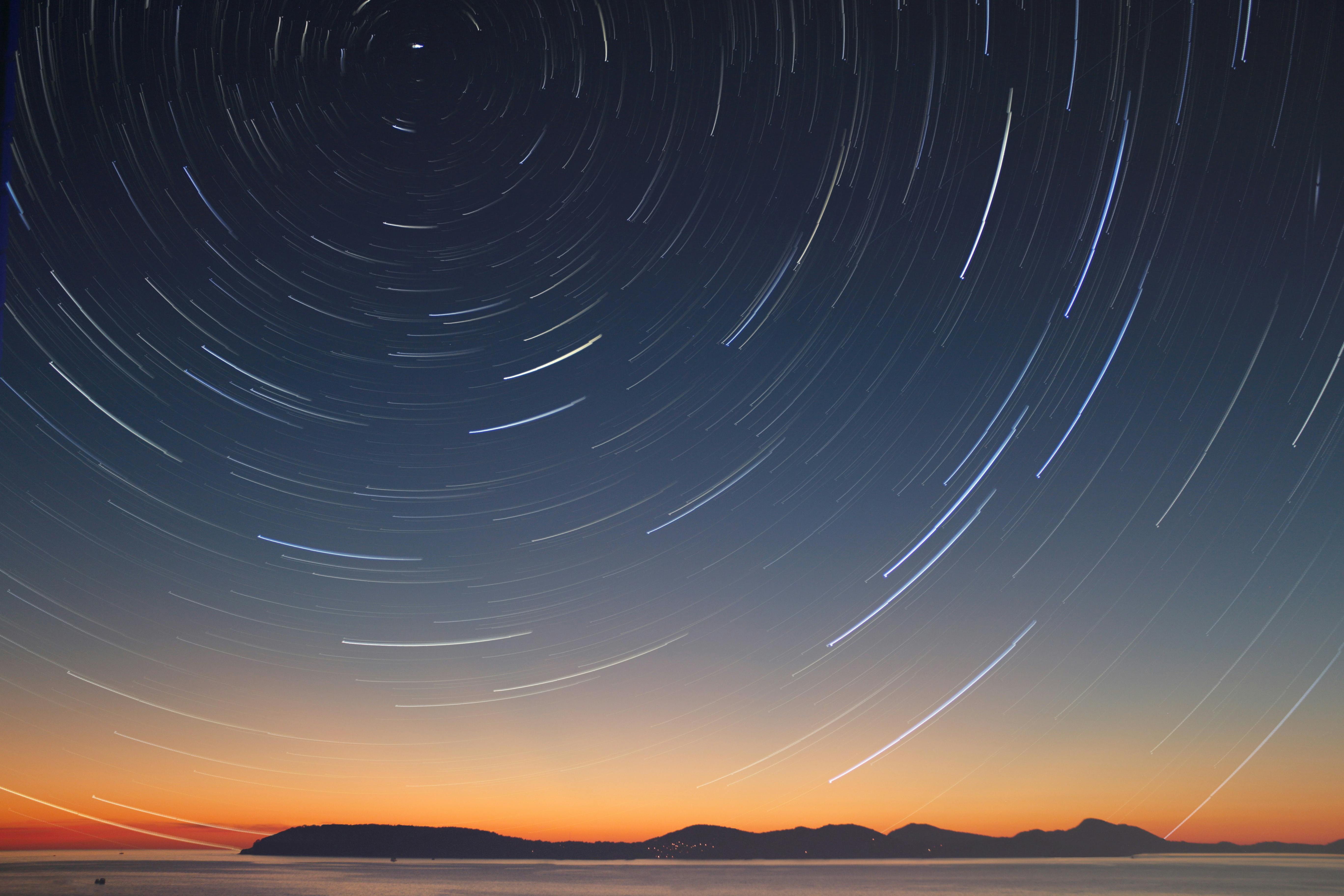 Cielo con estrellas en movimiento 