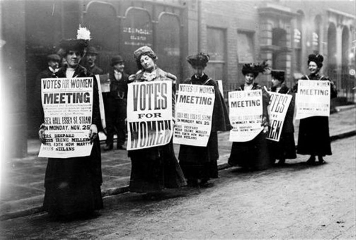 Mujeres con pancartas reclamando el derecho al voto, en Gran Bretaña a principios del siglo XX