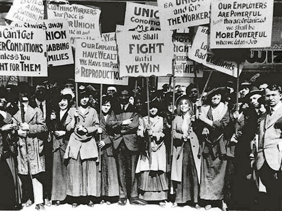 Mujeres manifestando por sus derechos laborales