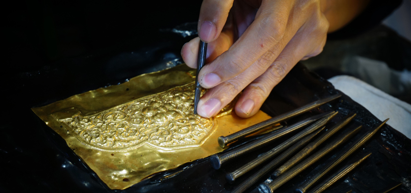 obra escultórica o en relieve tallada sobre metal 