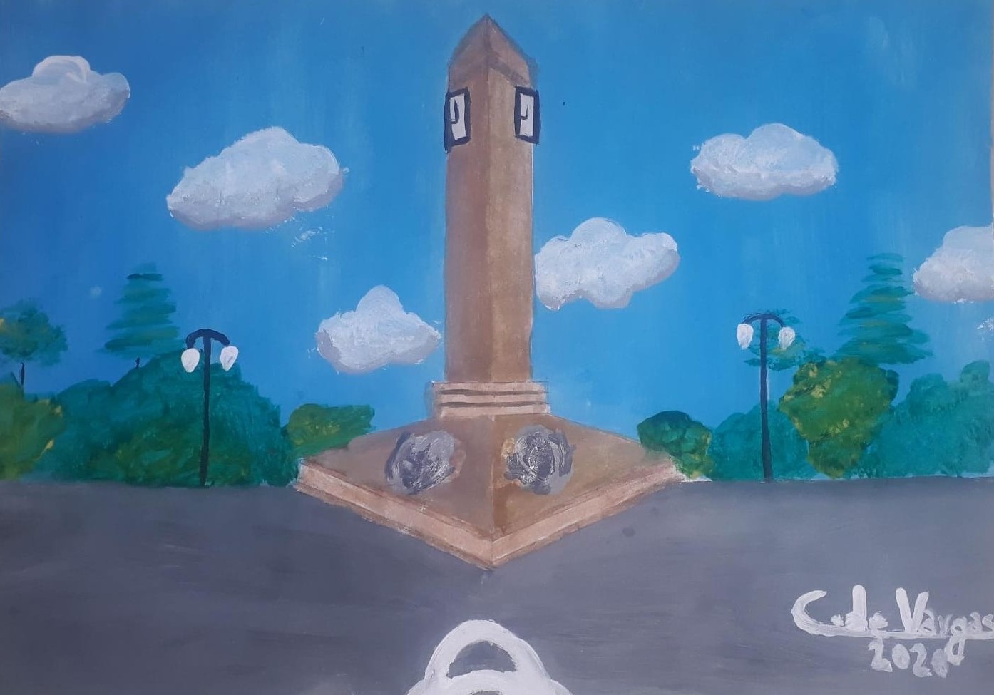 Los elementos presentes en la imagen son: el Obelisco, y en su entorno la vegetación de la Plaza.