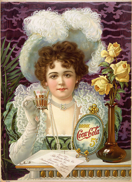 Publicidad Coca Cola. Mujer joven de la alta sociedad del 1900 toma Coca Cola en un vaso de vidrio elegante, rodeada de flores y joyería. 