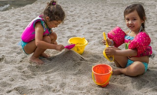 FOTO DE NIÑAS JUGANDO EN LA PLAYA