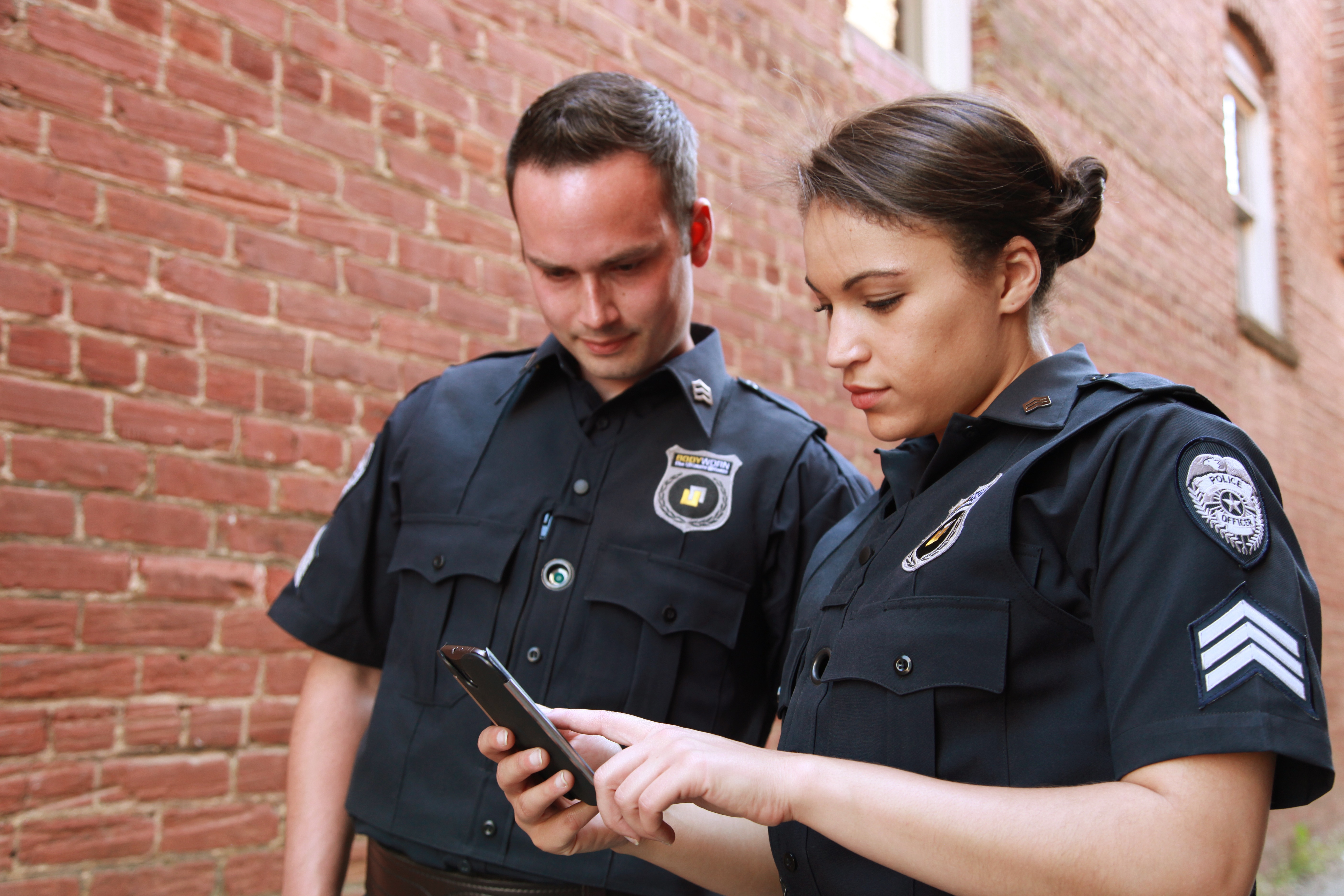 La foto libre de alta resolución de persona, tecnología, militar, soldado, profesión, seguridad, Tecnología, la seguridad, policía, uniforme, patrulla, proteccion, Guardia, Policías, oficial, aplicación, policía, cumplimiento de la ley, personal, oficial de policia, policia militar, oficial militar, Persona militar, Desgastado, Cámara de cuerpo, Cámara del cuerpo de la policía, Aplicación de la ley, En la cámara del cuerpo, Cámara policial