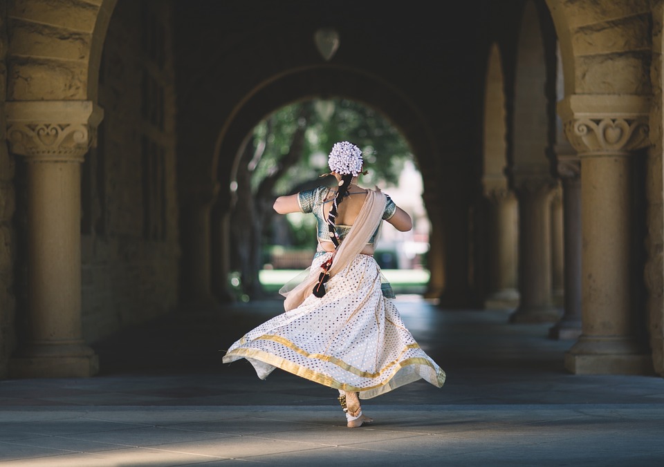 mujer hindú bailando