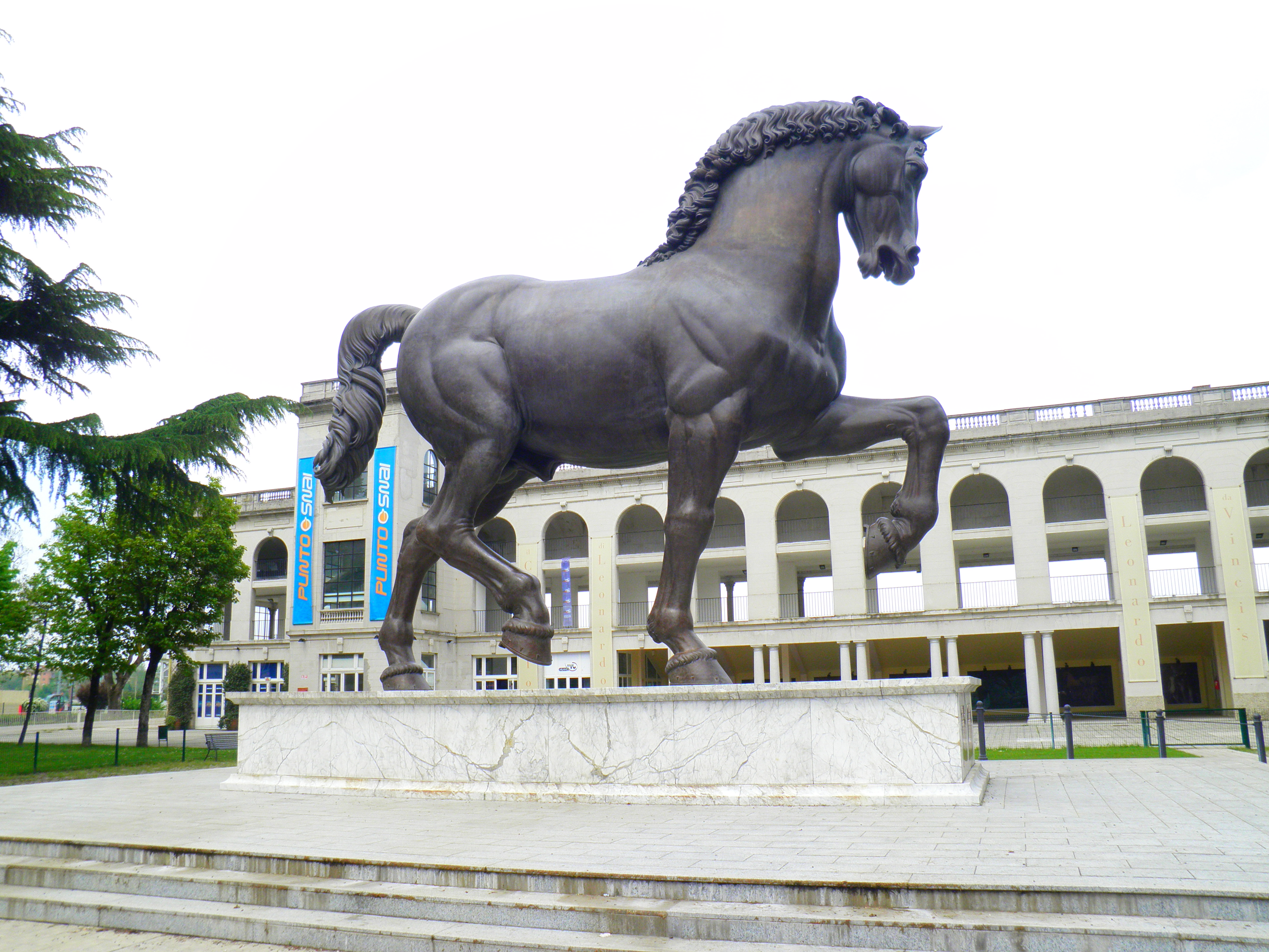 Estatua de un caballo de grandes dimensiones