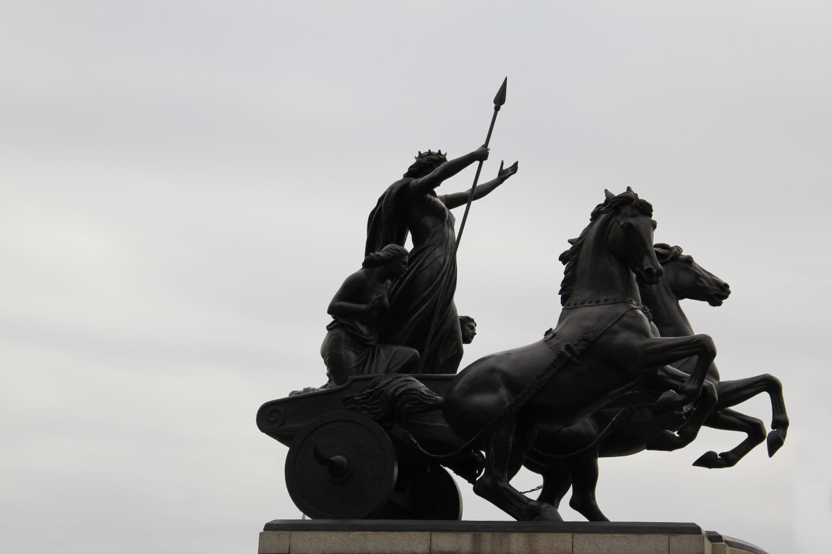 Estatua de un carruaje medieval tirado por caballos