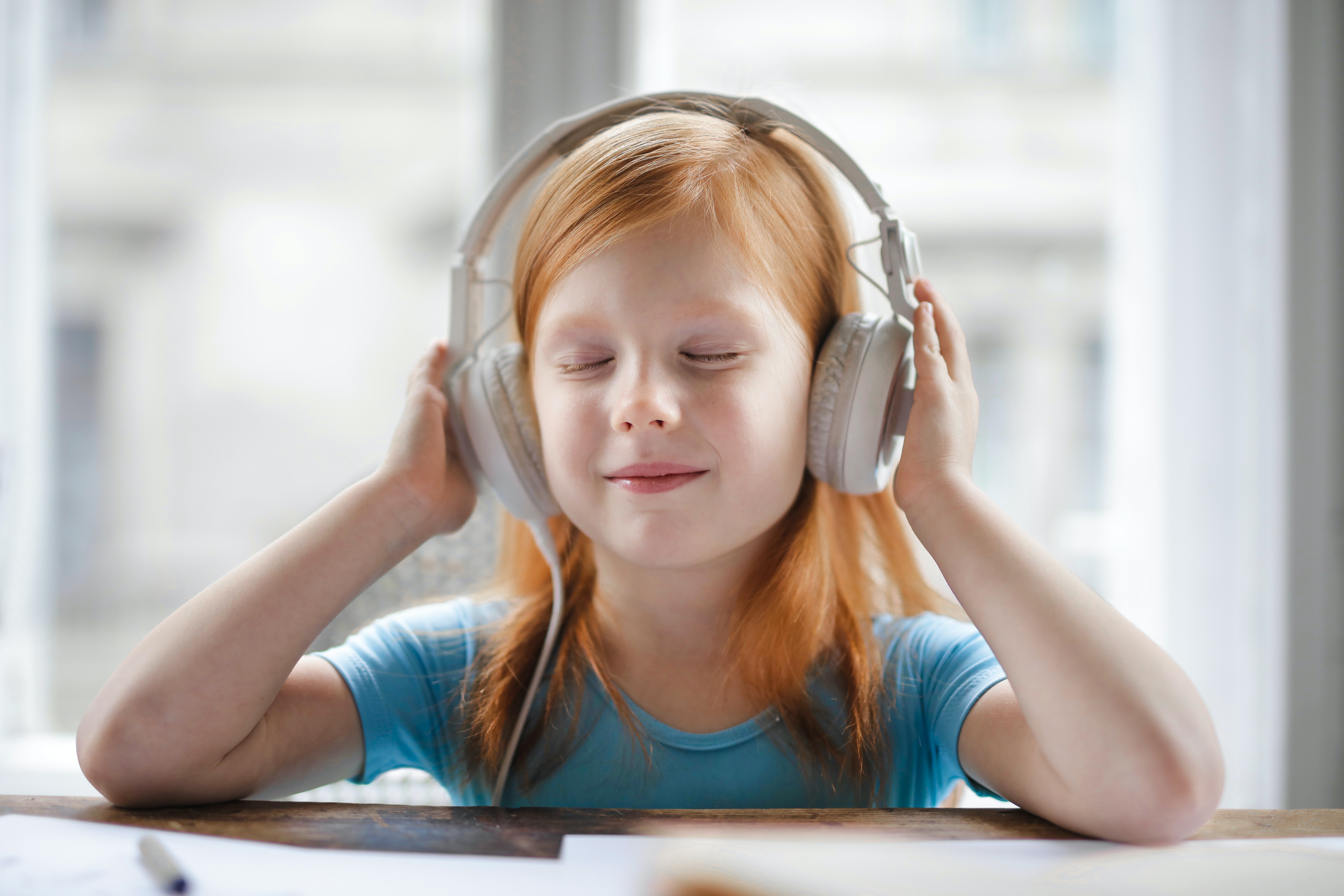 niña escuchando música