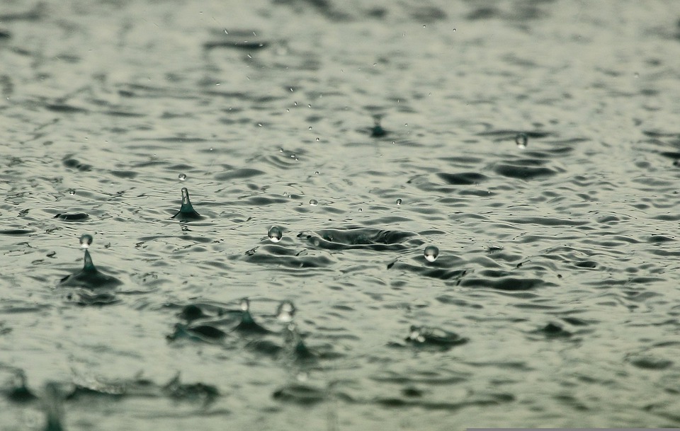 gotas de lluvia cayendo sobre un suelo mojado