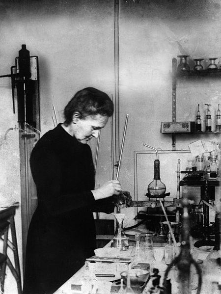 Marie Curie en el laboratorio