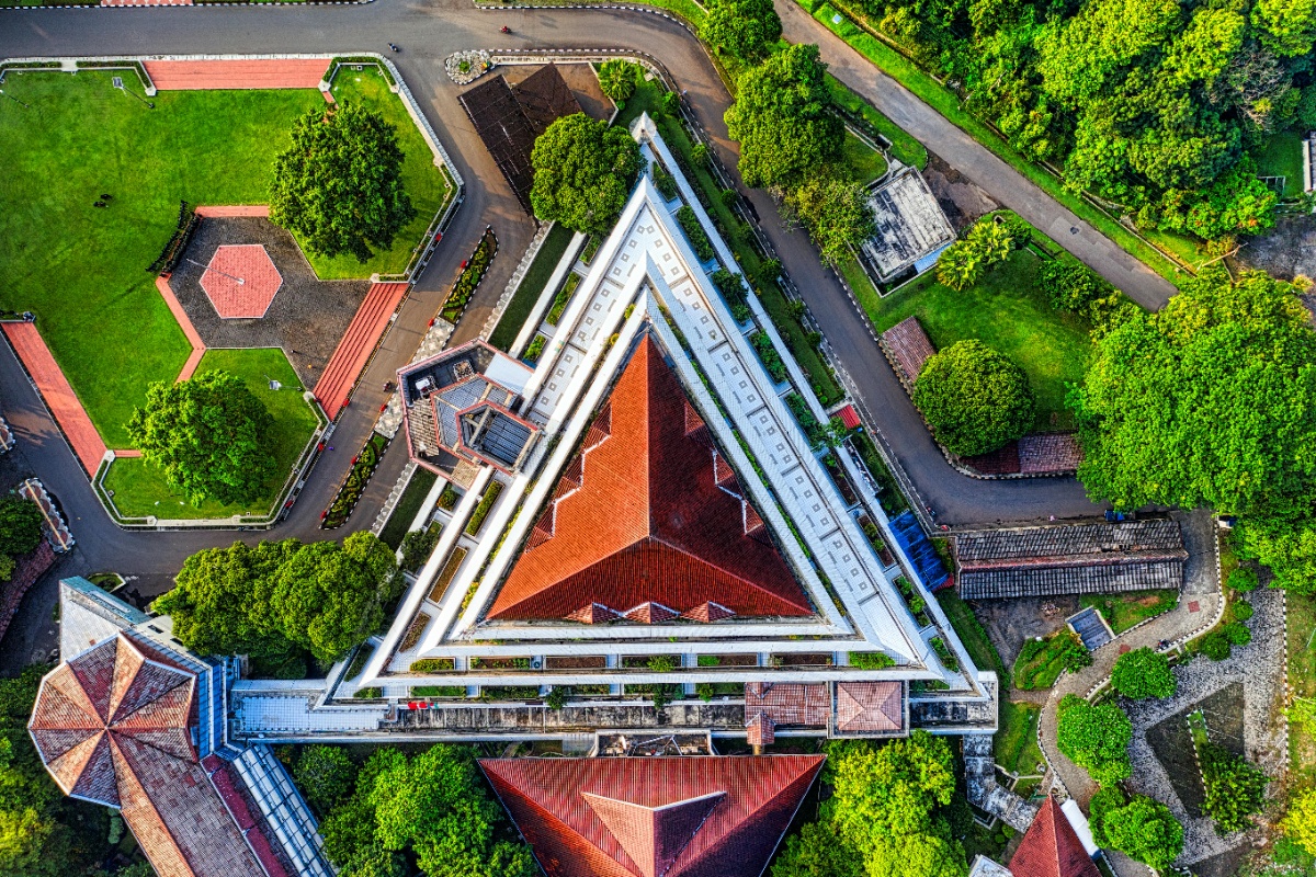 Vista Aérea Del Edificio Marrón Y Blanco