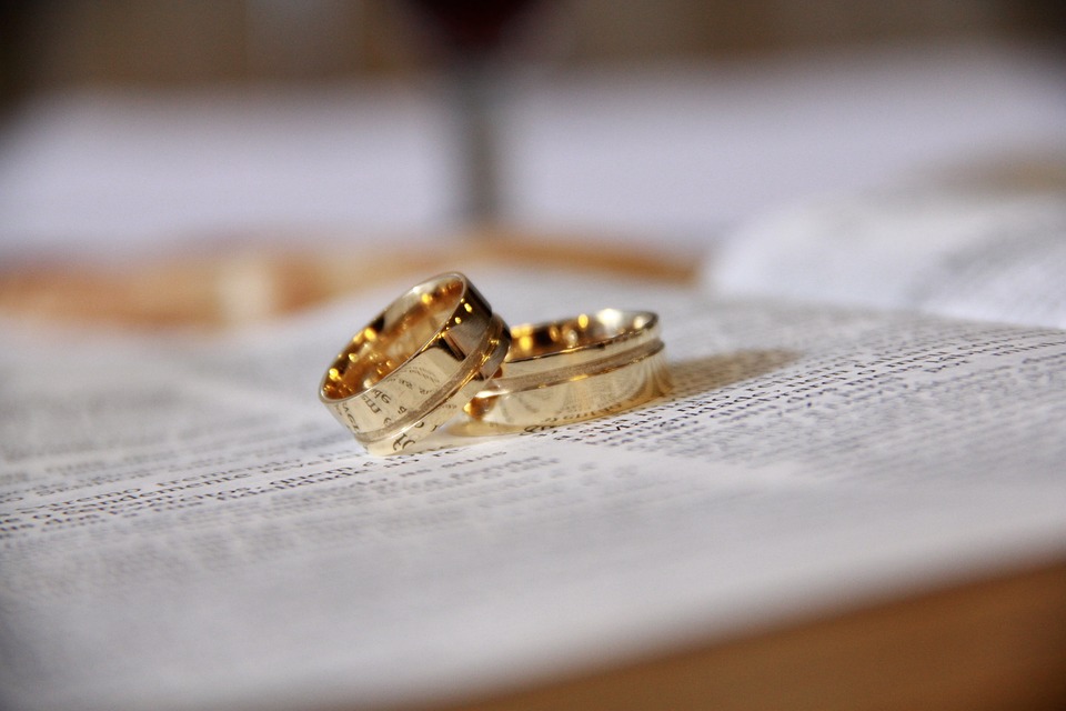 Dos anillos de oro. Alianzas de matrimonio