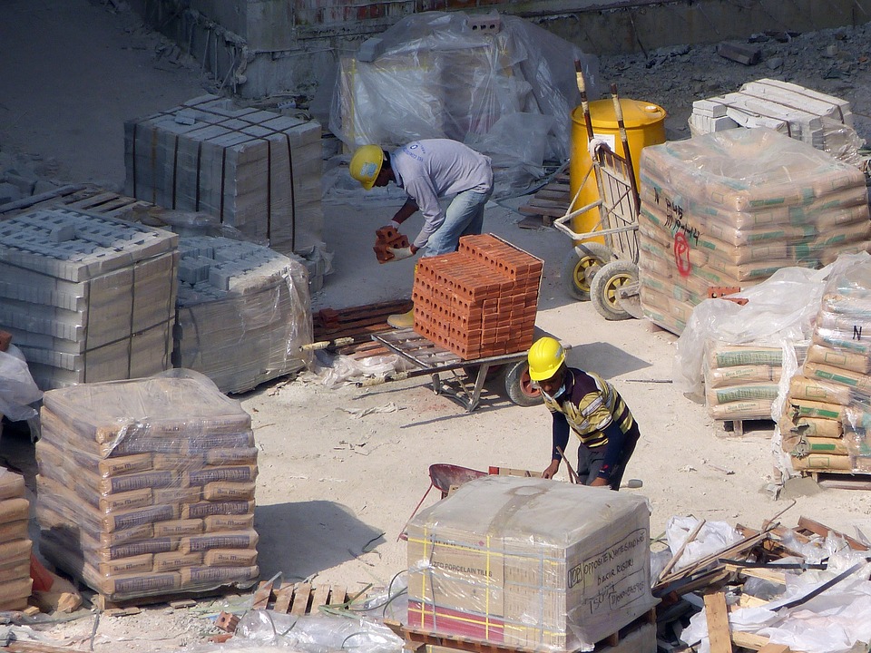 Escena de una obra edilicia en la que se aprecian materiales de cemento y otros de construcción de importante dureza